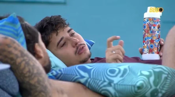Pedro chora em conversa com Brigido na área externa do BBB 26 por Reprodução/Instagram