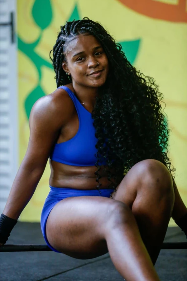 Raíssa Ferreira, 22 anos, que pratica jiu-jítsu e de crossfit, se define como uma atleta ‘híbrida’  por Arisson Marinho/CORREIO