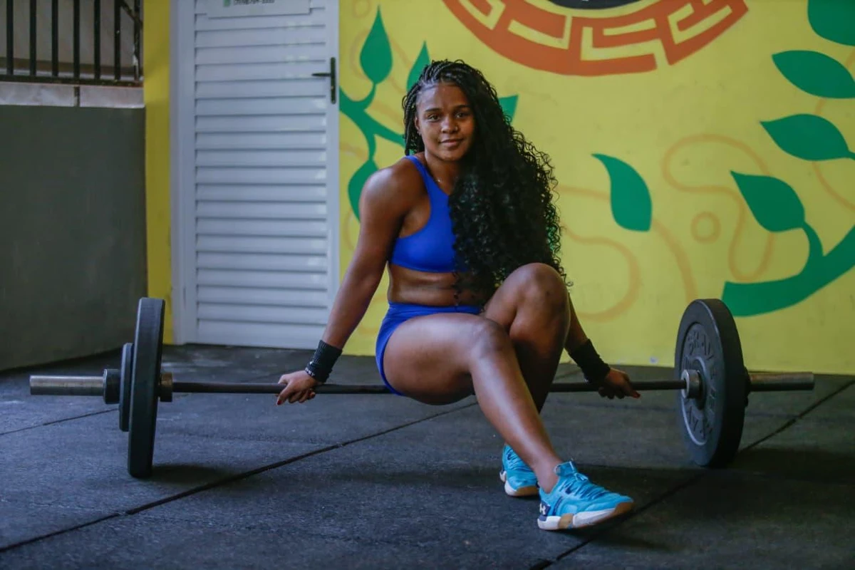 Raíssa Ferreira, 22 anos, que pratica jiu-jítsu e de crossfit, se define como uma atleta ‘híbrida’  por Arisson Marinho/CORREIO