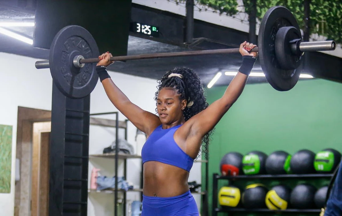 Raíssa Ferreira, 22 anos, que pratica jiu-jítsu e de crossfit, se define como uma atleta ‘híbrida’  por Arisson Marinho/CORREIO