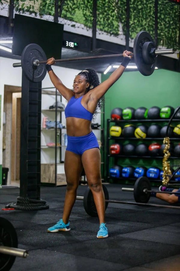 Raíssa Ferreira, 22 anos, que pratica jiu-jítsu e de crossfit, se define como uma atleta ‘híbrida’  por Arisson Marinho/CORREIO