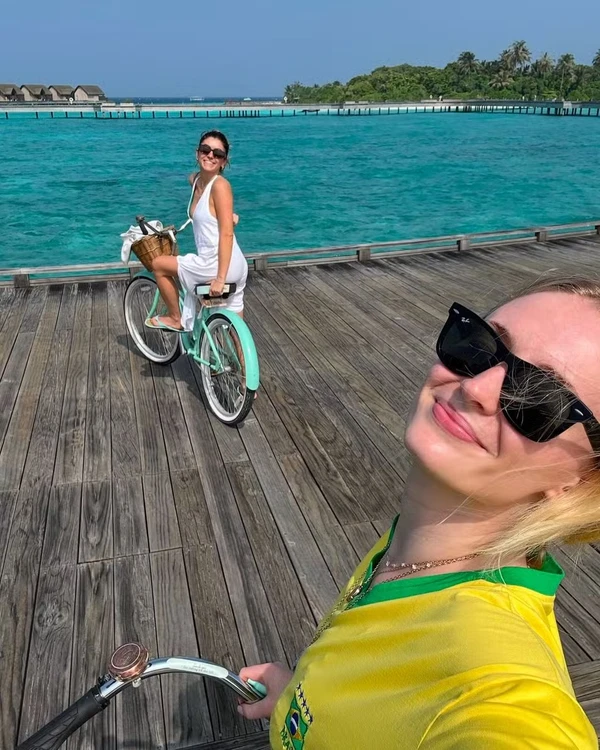 Sophie Turner, de "Game Of Thrones", usa camiseta do Brasil nas Maldivas por Reprodução/Redes Sociais 