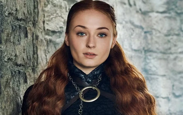 Sophie Turner em "Game Of Thrones" por Reprodução/Redes Sociais 