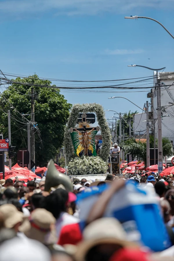 Todo ano a multidão aplaude efusivamente quando a imagem do Senhor do Bonfim sobe a Colina Sagrada por Arisson Marinho