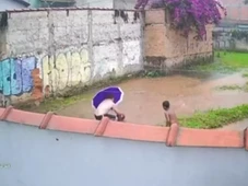 Imagem - Criança de 7 anos desaparece após cair em córrego durante chuva