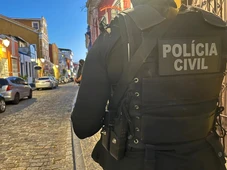 Imagem - Mulher é presa em flagrante durante operação contra o tráfico de drogas no Centro de Salvador