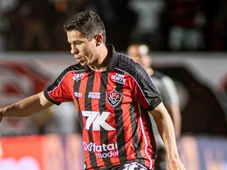 Imagem - Osvaldo tem contrato renovado com o Vitória e segue no clube em 2026