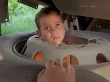 Imagem - Vídeo: criança de quatro anos prende a cabeça em roda de carreta na Bahia