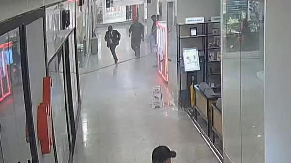 Anderson corre para entrar novamente na loja que pegava fogo por Reprodução