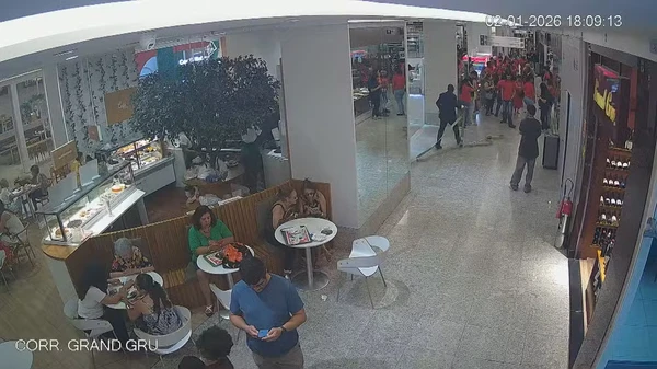 Anderson pega a mangueira para iniciar o combate às chamas por Reprodução