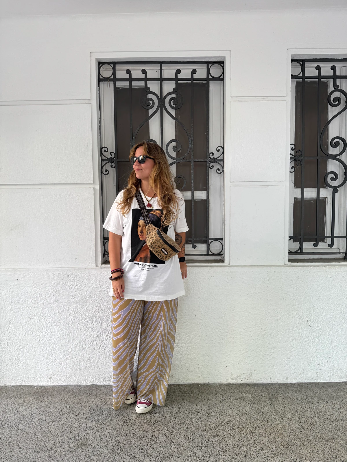 Arte no peito, ritmo no corpo. Essa é uma boa descrição para o lookinho de Lara Castelo Branco