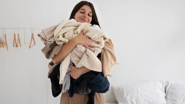 As roupas que sobraram para depois agem como um gatilho de ansiedade silencioso no seu subconsciente