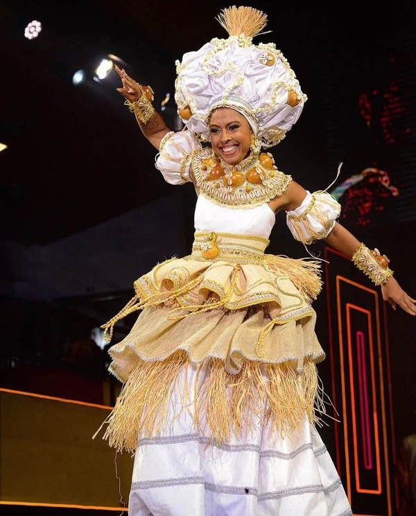 Carol Xavier, 27 anos, Sussuarana. É estudante de Jornalismo, empreendedora, artista e professora de dança por André Frutuôso/Casa de Mainha