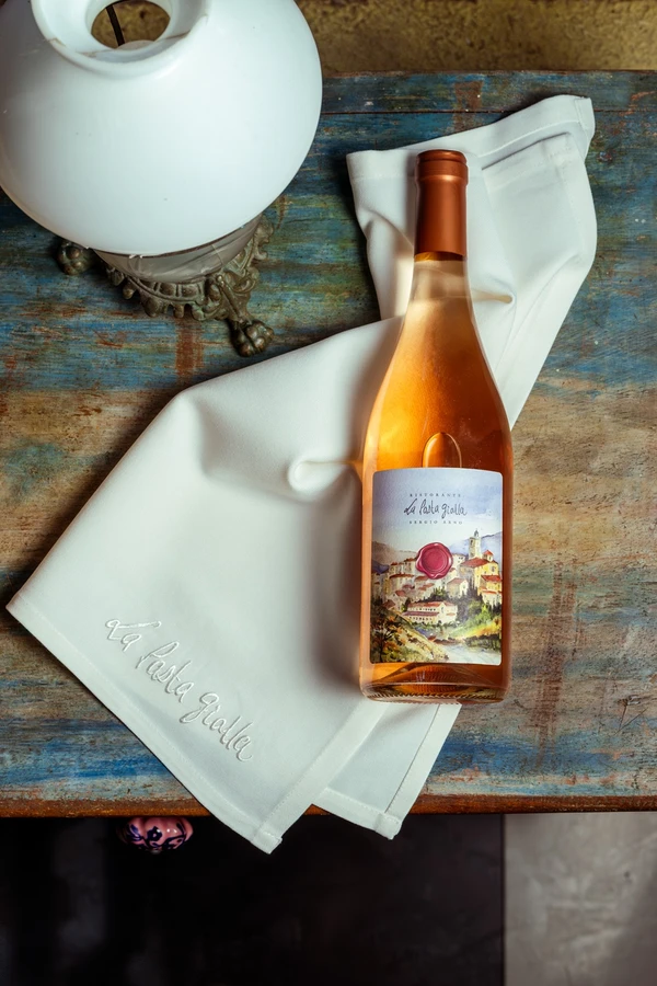 Com intuito de harmonizar com a gastronomia de inspiração italiana do La Pasta Giala, foram criados três rótulos com uvas do Sul da Itália