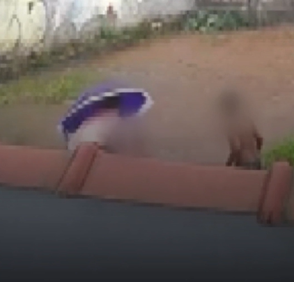 É possível ver o esforço para retirar a criança do córrego por Reprodução