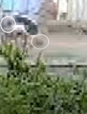 Um morador se aproxima, junto com ele aparece a terceira criança por Reprodução