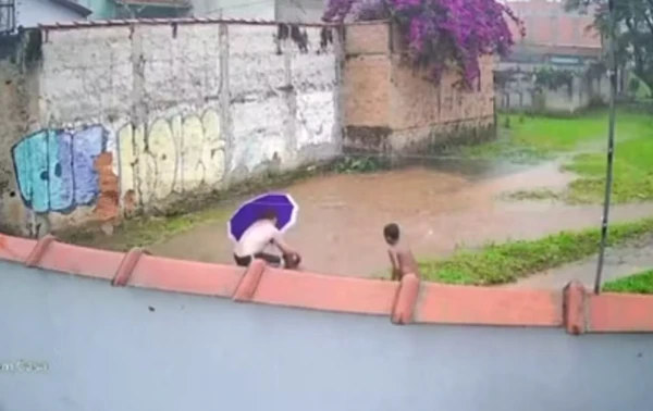 Criança cai em corrégo e é arrastada por enxurrada