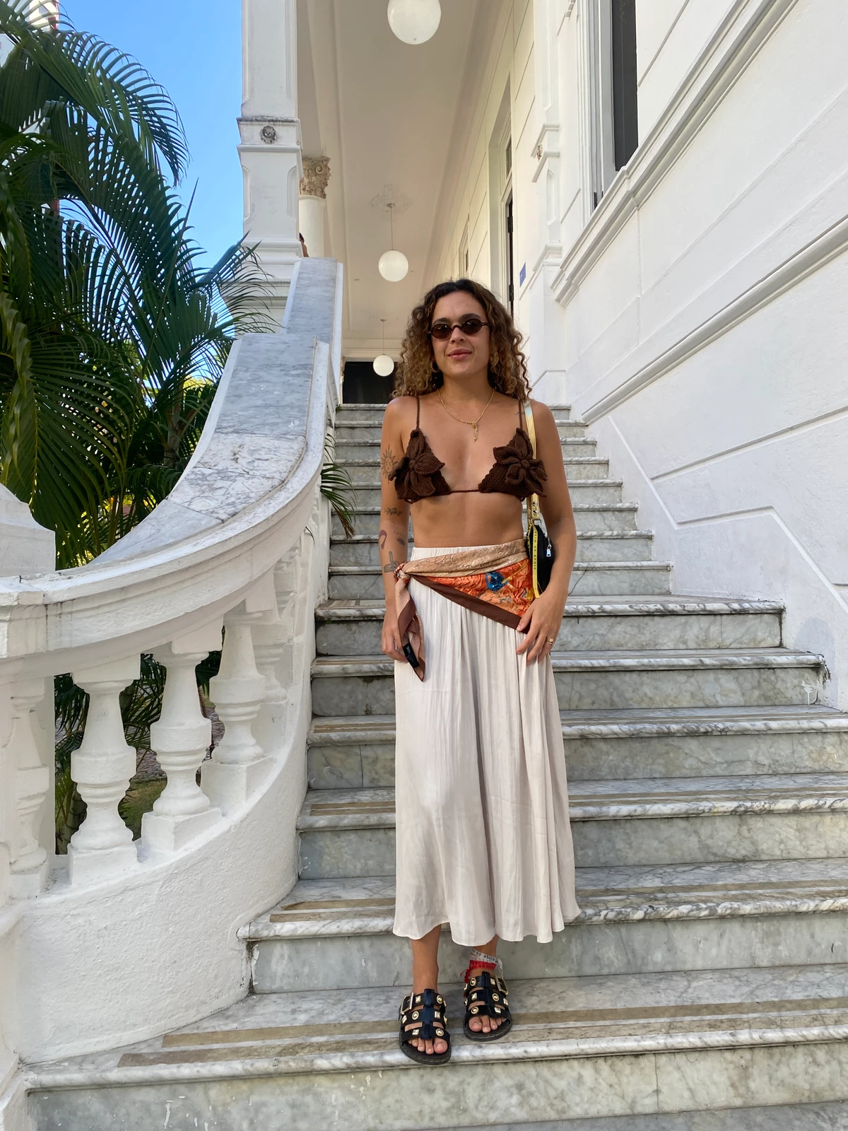 Entre o rústico e o urbano, a produção de moda de Patrícia de Paula chama atenção 