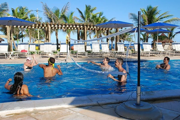 O serviço funciona das 10h às 17h, com acesso restrito às áreas comuns e de lazer, sem uso de apartamento. O almoço está incluído, das 12h às 15h, com bebidas não alcoólicas durante a refeição. O agendamento é feito mediante pagamento antecipado, pelo e-mail dayuse@granhotelstellamaris.com.br ou pelo telefone (71) 3413-0149. por Divulgação 