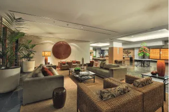 O Hotel Deville Prime Salvador oferece day use com permanência de até oito horas, com entrada a partir das 10h e saída até as 20h, todos os dias da semana. A modalidade inclui acesso às áreas de lazer e a utilização de um quarto para descanso. Entre as estruturas disponíveis estão piscinas para adultos e crianças, academia, espaço kids, pista de caminhada e áreas voltadas para famílias e pets. O hotel está localizado em Itapuã.
 por Divulgação