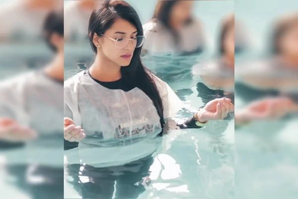 Jéssica sendo batizada por Reprodução