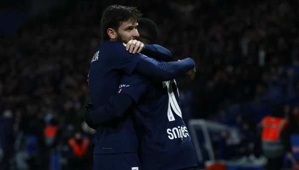 Jogadores do PSG comemoram o gol 