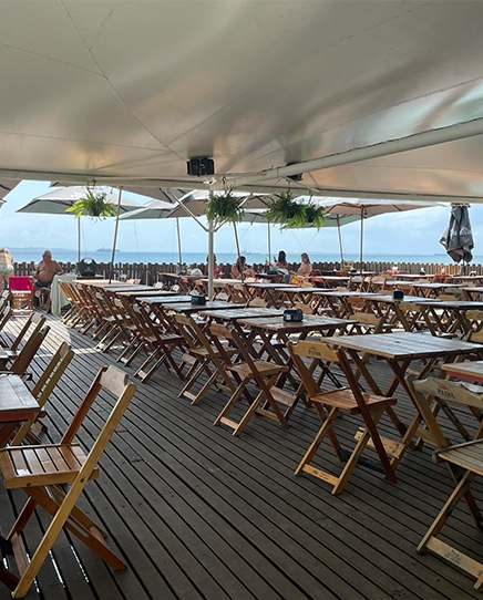 O espaço funciona das 10h às 19h, todos os dias. Não é permitida a entrada com comidas, bebidas, animais, cooler ou caixa de som, e o day use não inclui estacionamento. O local fica na Avenida Sete de Setembro, nº 2068, no Hotel Sol Victoria Marina Flat. por Divulgação 