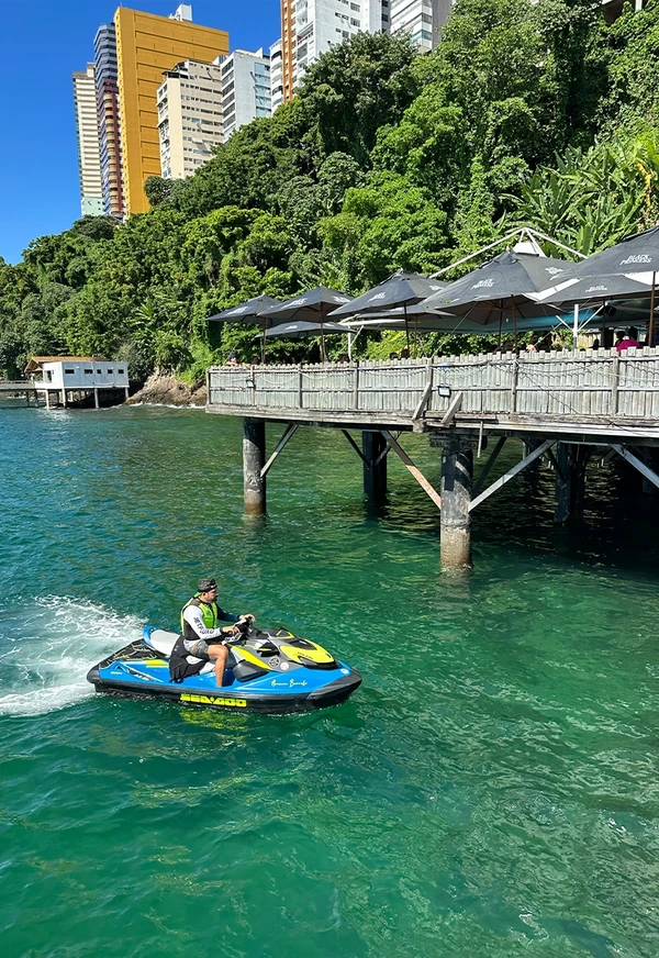 O Mahi Mahi oferece day use no valor de R$ 70, sem reversão em consumo. Crianças até 12 anos têm acesso gratuito, e aniversariantes do dia não pagam, mediante apresentação de documento.  por Divulgação 