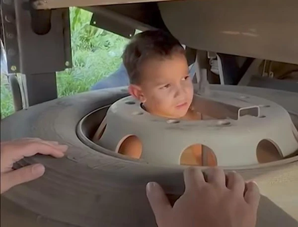 Menino ficou preso em estepe por Reprodução