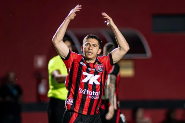 Osvaldo em ação pelo Vitória  por Victor Ferreira/EC Vitória