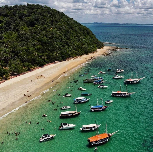 Praia da Viração é localizada na parte central da ilha dos Frades por @rec.drones