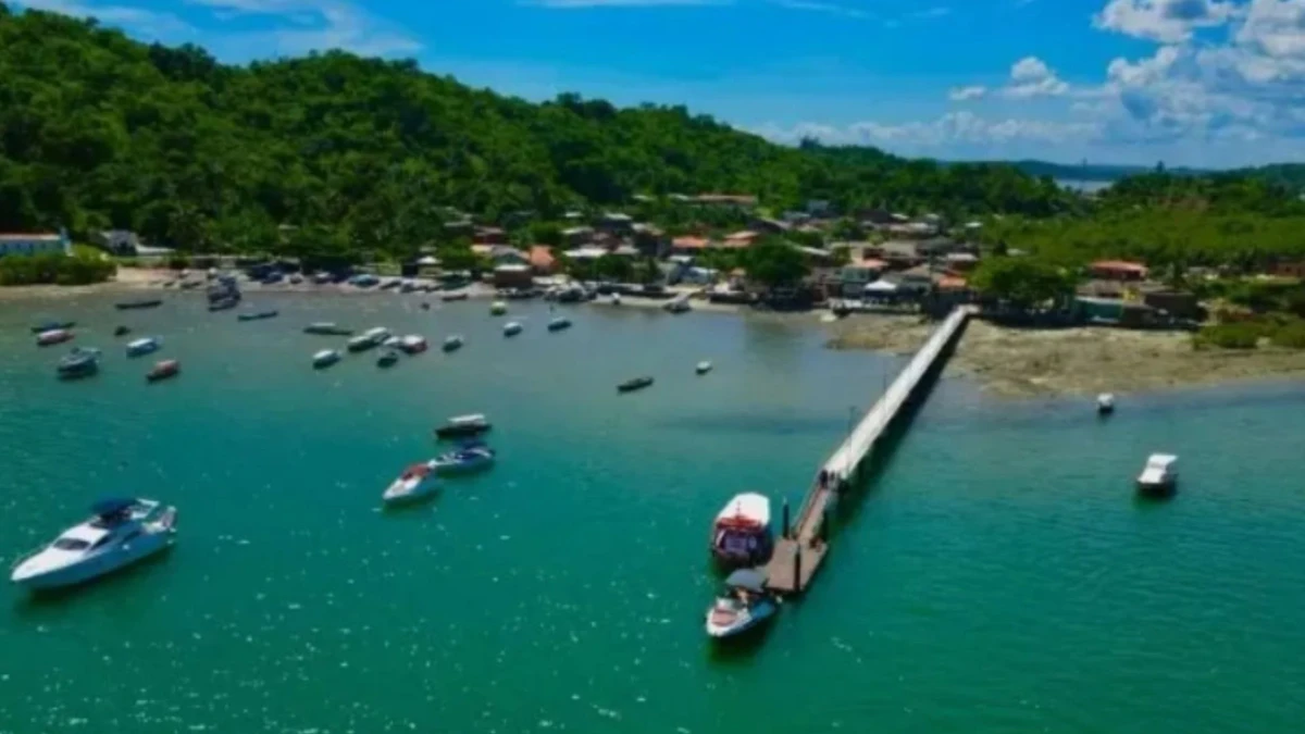 É possível chegar na Praia das Neves, em Ilha de Maré, através do Terminal Marítimo de São Tomé de Paripe, no Subúrbio Ferroviário de Salvador por Betto Jr/Secom