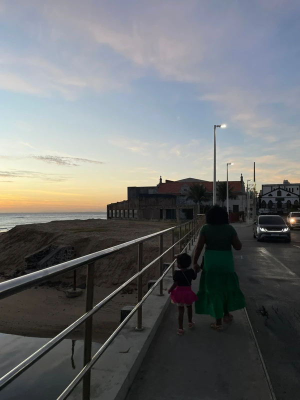 Quem é Maria, a menina que vendia amendoim e cresceu nas noites do Rio Vermelho por Joana Rizéri