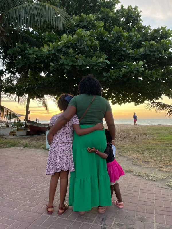 Quem é Maria, a menina que vendia amendoim e cresceu nas noites do Rio Vermelho por Joana Rizéri