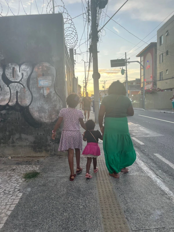 Quem é Maria, a menina que vendia amendoim e cresceu nas noites do Rio Vermelho por Joana Rizéri