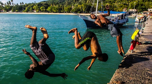 Praia de São Tomé de Paripe, no Subúrbio, é famosa por suas águas calmas, mornas e cristalinas por Amanda Oliveira/Divulgação