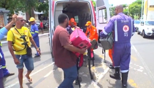 Técnico de internet sofre graves queimaduras após receber descarga elétrica em Salvador por Reprodução/TV Bahia