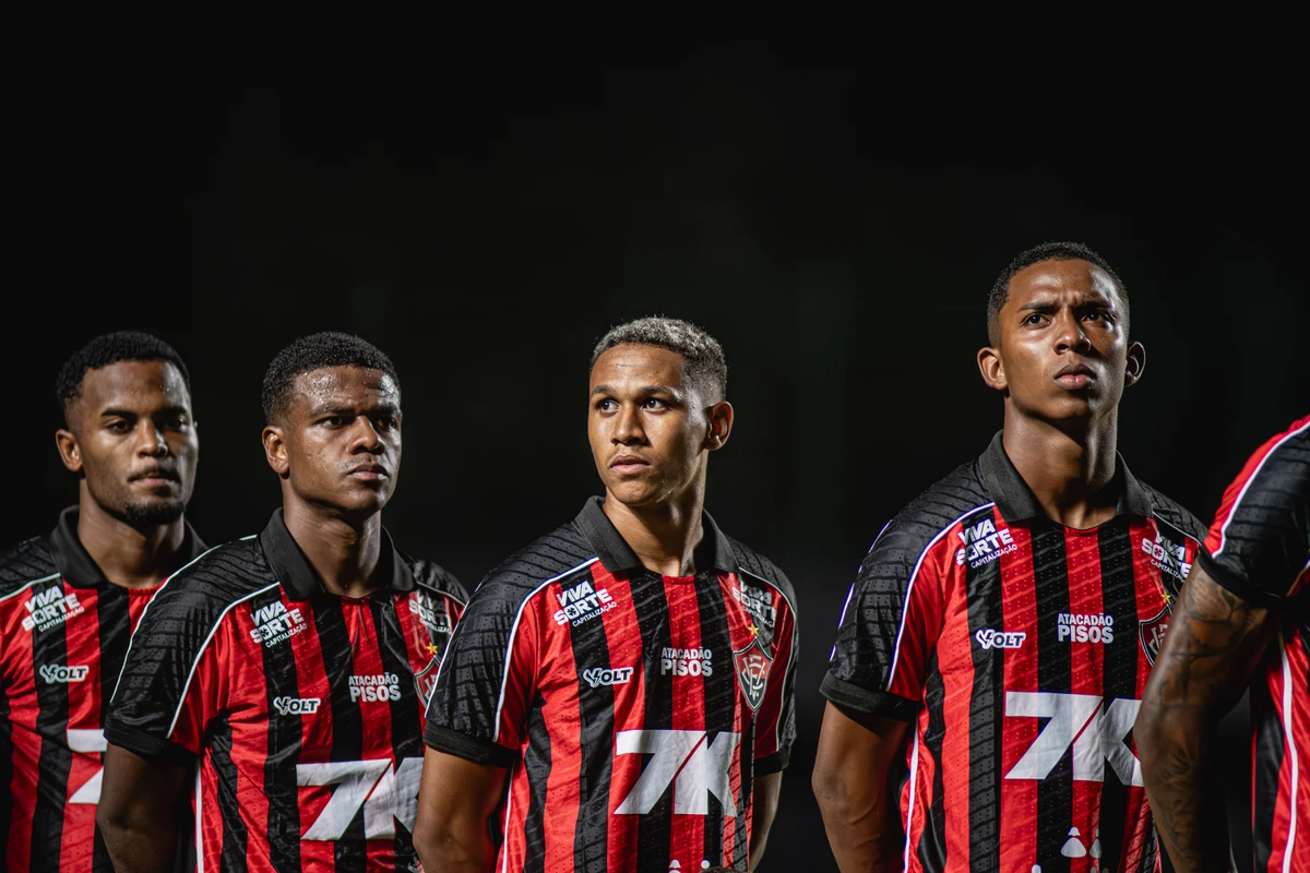 Vitória enfrenta o Porto neste domingo (18)