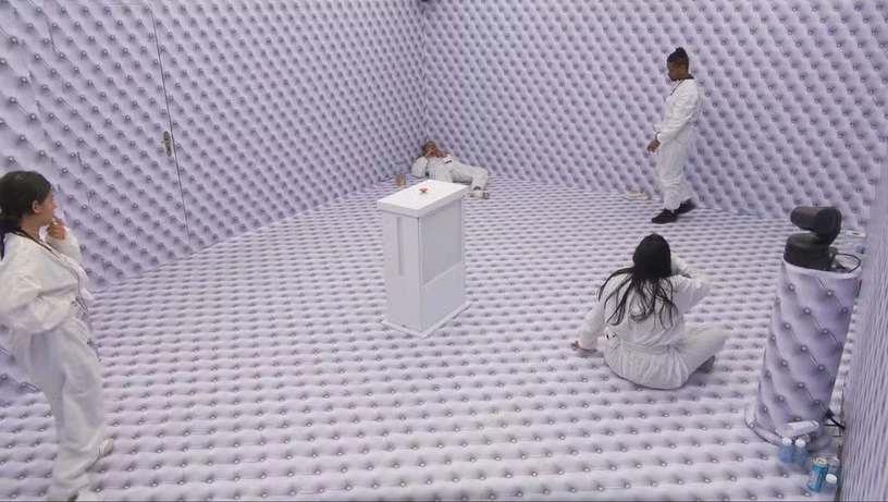 Imagem - Quarto Branco do BBB 26 restringe banheiro e comida; disputa agora vale quatro vagas na casa