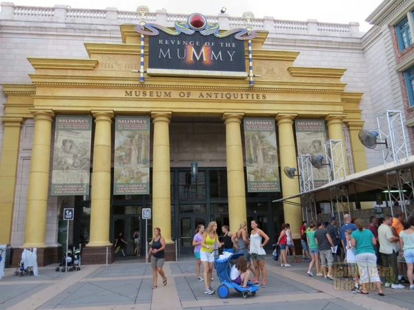 Montanha-russa em parque Universal Orlando por Reprodução