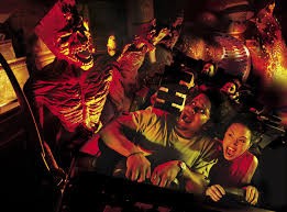 Montanha-russa em parque Universal Orlando por Reprodução