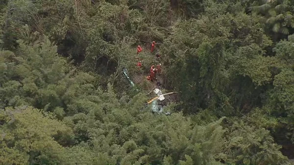 Três pessoas morrem em queda de helicóptero em Guaratiba, Zona Oeste do Rio por Reprodução/RJj1