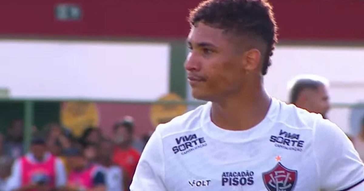 Imagem - Jogador do Vitória faz gol contra o Porto e é expulso por comemoração