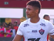 Imagem - Jogador do Vitória faz gol contra o Porto e é expulso por comemoração