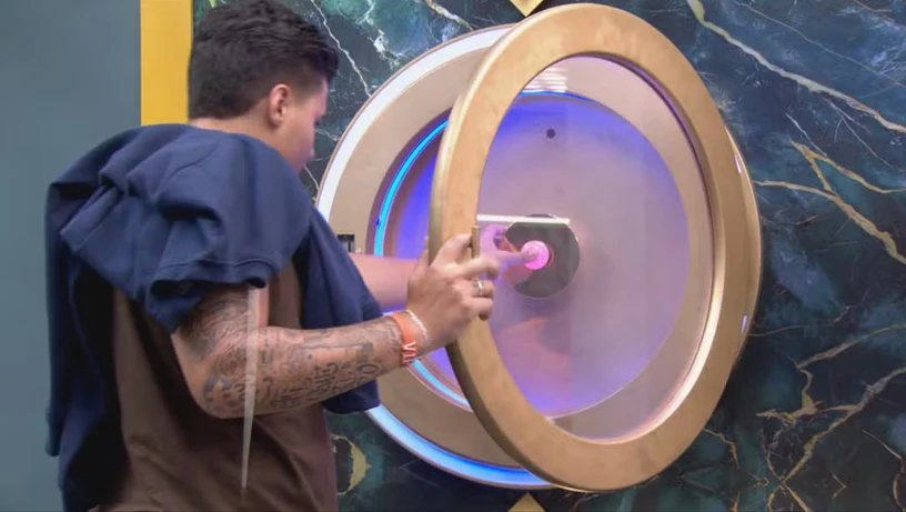 Imagem - BBB 26: Pedro aperta botão e deixa o programa após tentar beijar Jordana à força