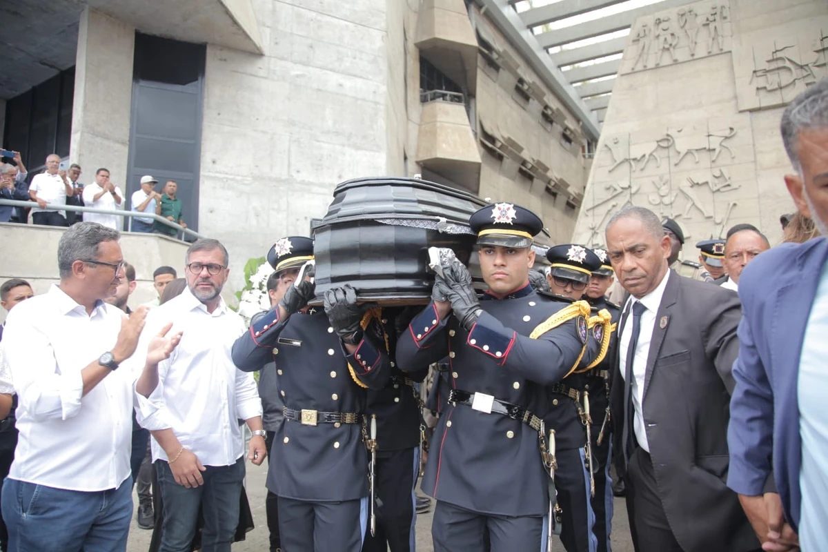 Familiares, amigos e outras autoridades se despediram de Alan Sanches