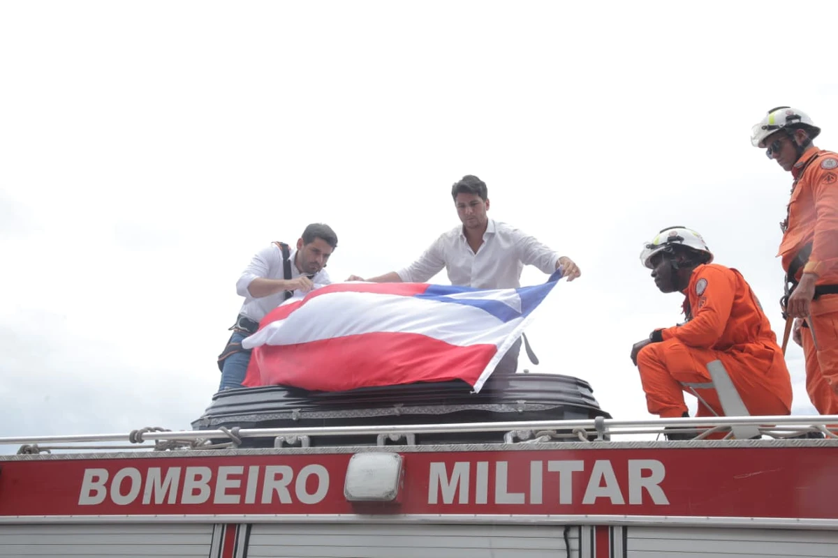 Familiares e autoridades compareceram à missa em homenagem a Alan Sanches por Sora Maia/CORREIO