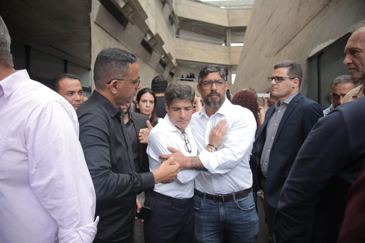 Familiares e autoridades compareceram à missa em homenagem a Alan Sanches por Sora Maia/CORREIO