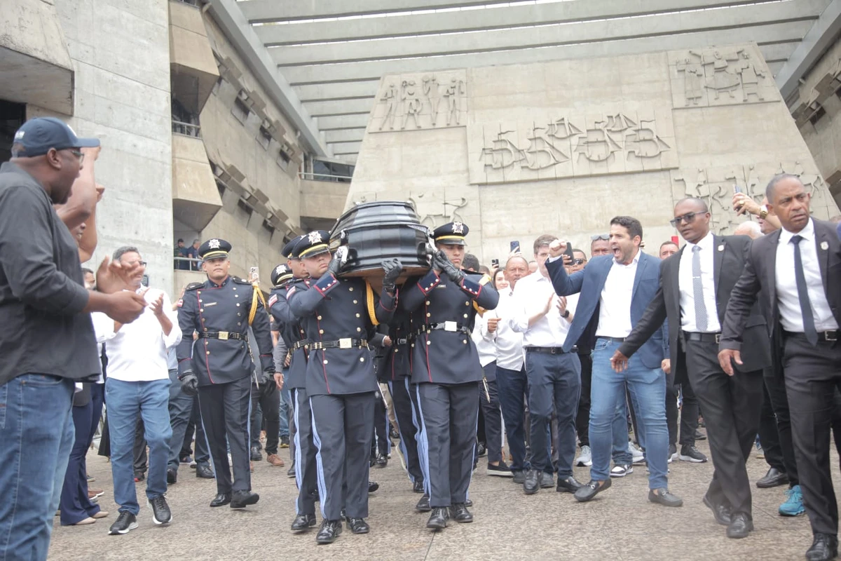 Familiares e autoridades compareceram à missa em homenagem a Alan Sanches por Sora Maia/CORREIO