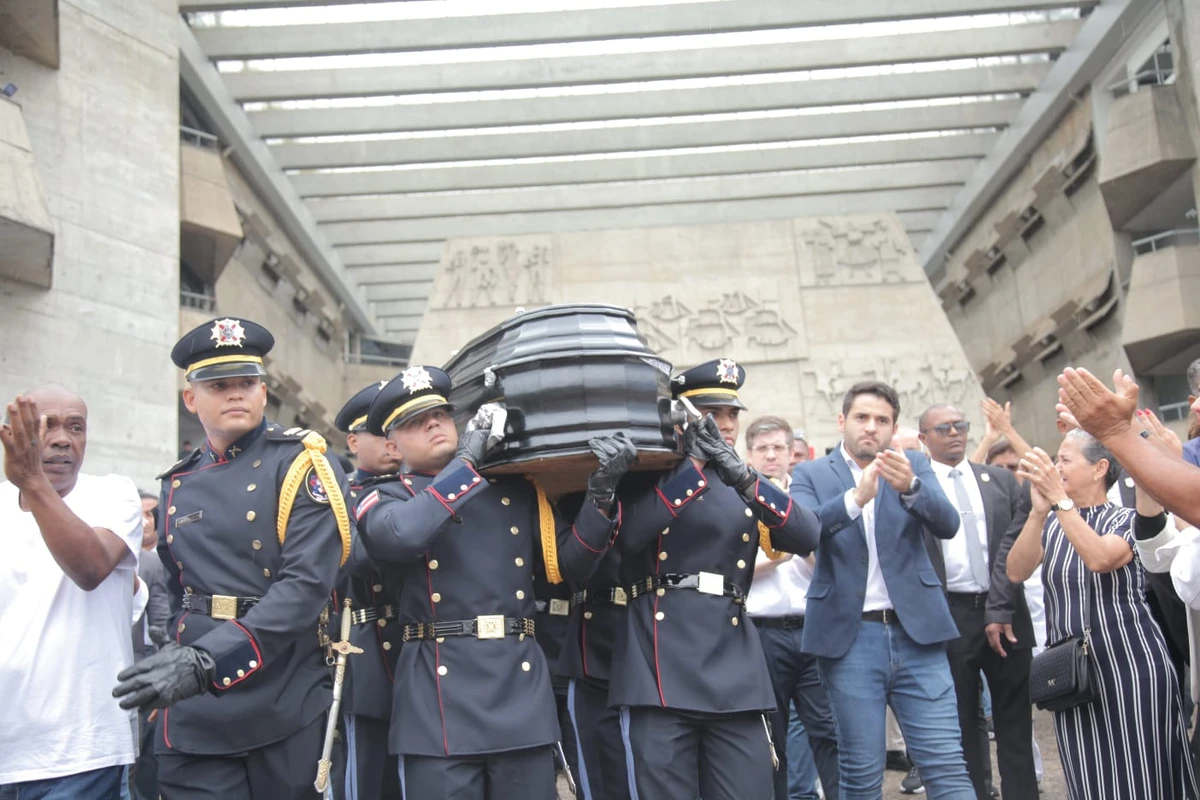 Familiares e autoridades compareceram à missa em homenagem a Alan Sanches por Sora Maia/CORREIO